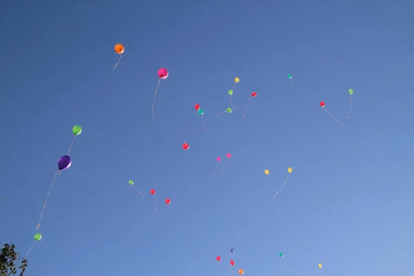 Globos de colores en el cielo para un fondo, globos voladores . — Foto de Stock