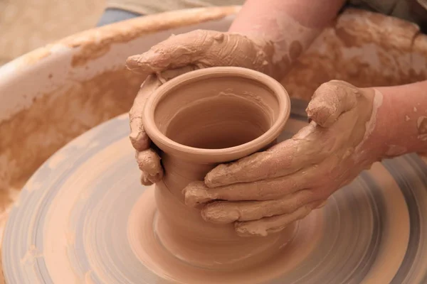 陶工、陶芸に土製の瓶を作成の手. — ストック写真