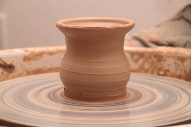 Toprak kap bir çanak çömlek tekerlek üzerinde