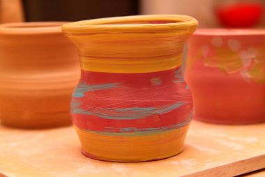 Cay pot bir stand üzerine boyalı