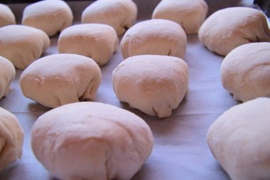 fırın tepsisine bir fırın tepsisine, taze, ev yapımı lezzetli kekler yapmak için kullanılan hamur hamur tatlı kek