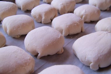 fırın tepsisine bir fırın tepsisine, taze, ev yapımı lezzetli kekler yapmak için kullanılan hamur hamur tatlı kek