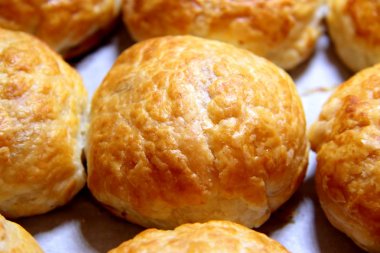 Bir fırın tepsisine kırmızı bir kabuk ile tatlı buns fırında lezzetli ev yapımı kekler