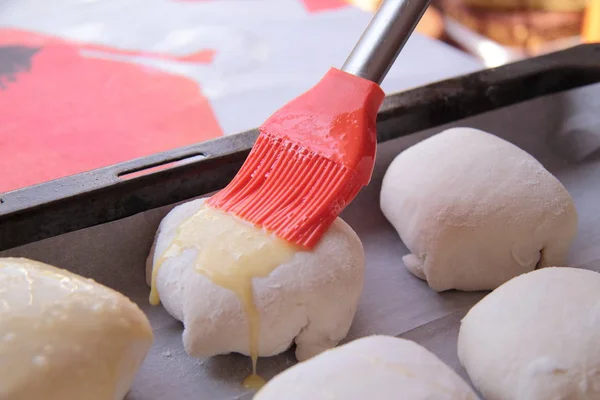 Fırça çiğ yumurta ile bulaşmış hazırlıksız tatlı çörek