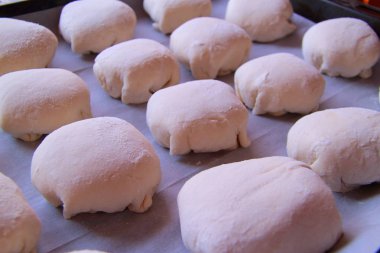 fırın tepsisine bir fırın tepsisine, taze, ev yapımı lezzetli kekler yapmak için kullanılan hamur hamur tatlı kek