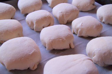 fırın tepsisine bir fırın tepsisine, taze, ev yapımı lezzetli kekler yapmak için kullanılan hamur hamur tatlı kek