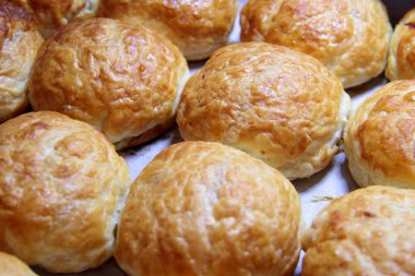 Bir fırın tepsisine kırmızı bir kabuk ile tatlı buns fırında lezzetli ev yapımı kekler