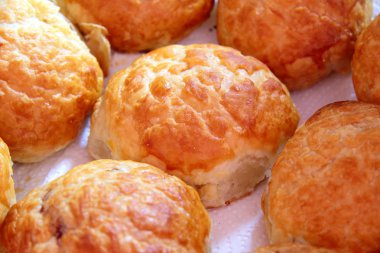 Bir fırın tepsisine kırmızı bir kabuk ile tatlı buns fırında lezzetli ev yapımı kekler