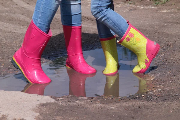 Çocuk kot yağmur kauçuk bacaklarda azıyorum güneşin ayakta çizme