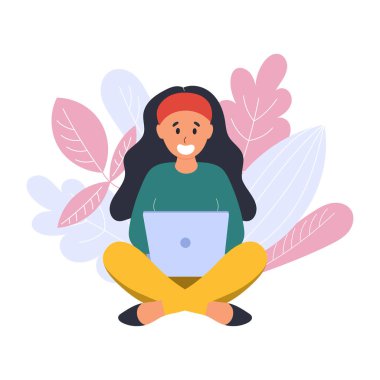 Mutlu kız oturuyor ve son moda bir dizüstü bilgisayar kullanıyor.