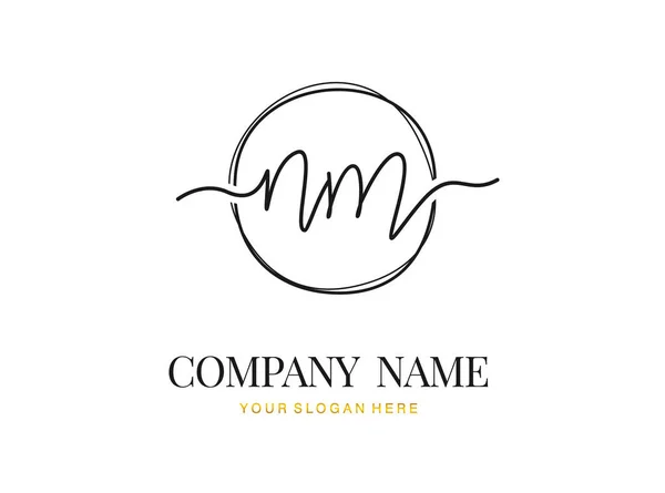 Nm円の初期手書きロゴデザイン ファッション チーム 結婚式 高級ロゴのための美しいデザイン手書きのロゴ — ストックベクタ