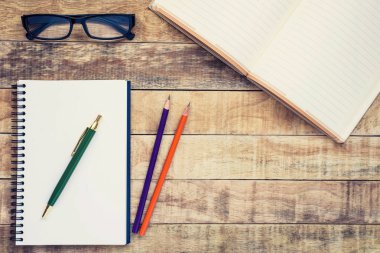 Boş defter kalem ve ahşap masa gözlük ile 