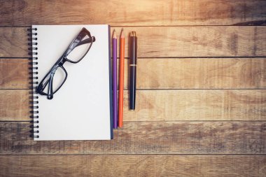 Boş defter kalem ve ahşap masa gözlük ile 