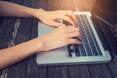 El bilgisayar klavye dokunuyorsun