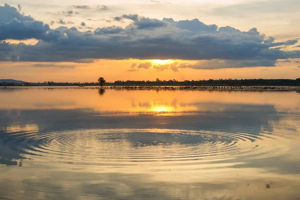 Göl günbatımı arka plan manzara