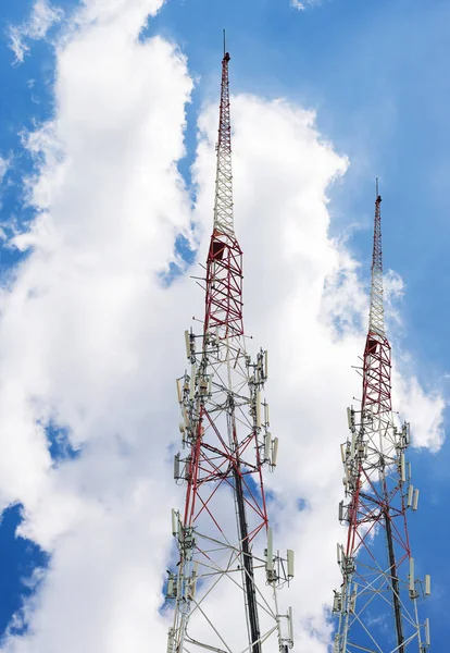 Torre Señal Sobre Fondo Azul Del Cielo — Foto de Stock