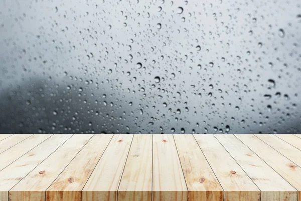 Mesa Madera Sobre Fondo Lluvia Borrosa Utilizada Para Mostrar Producto —  Fotos de Stock