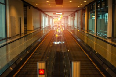 Arka plan bulanık, yürüyen merdiven geçit