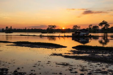 Gölde yansıyan günbatımı ışığı