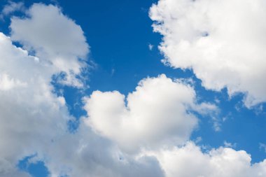 Mavi gökyüzü arkaplanlı bulutlar