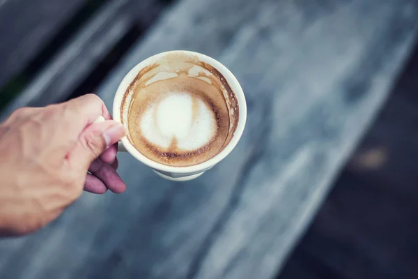 Hand Hält Eine Tasse Kaffee — Stockfoto