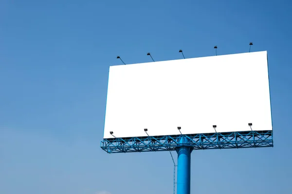 Billboard Blanco Con Cielo Azul Para Publicidad Aire Libre Cartel — Foto de Stock