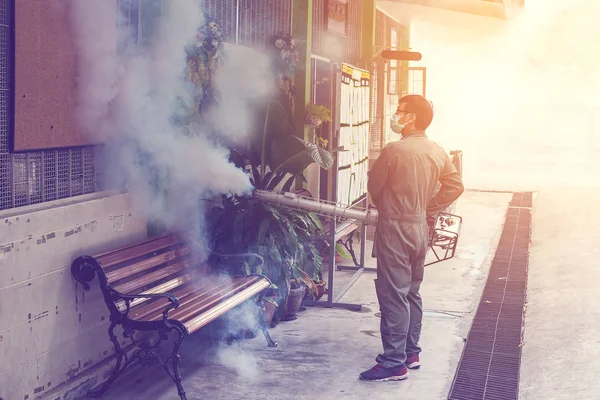 Sivrisinek yayılmış dang humması ve zika virüs önlemek için ortadan kaldırmak için adamın sisleme