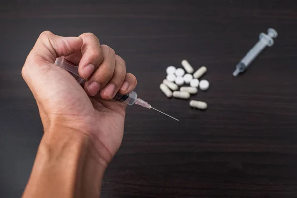 Şırıngalar ve Tıpta kullanılan ilaç tutan el