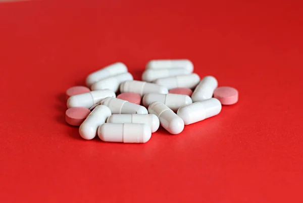 Таблетки та інші ліки від нелегальних допінгових маніпуляцій. Аптечний антибіотик і антидепресант . — стокове фото