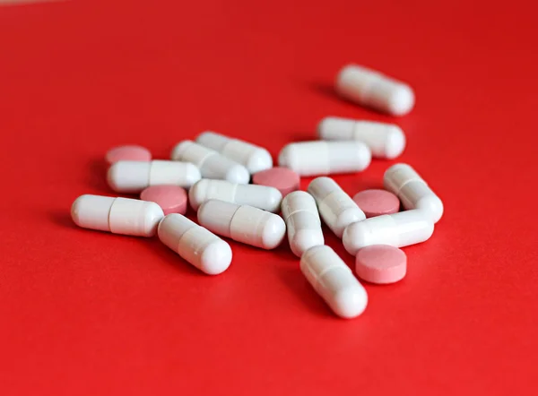 Таблетки та інші ліки від нелегальних допінгових маніпуляцій. Аптечний антибіотик і антидепресант . — стокове фото