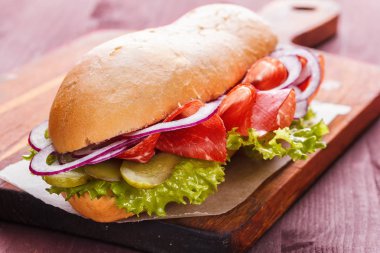 sandviç jambon, soğan, marul ve turşu ile