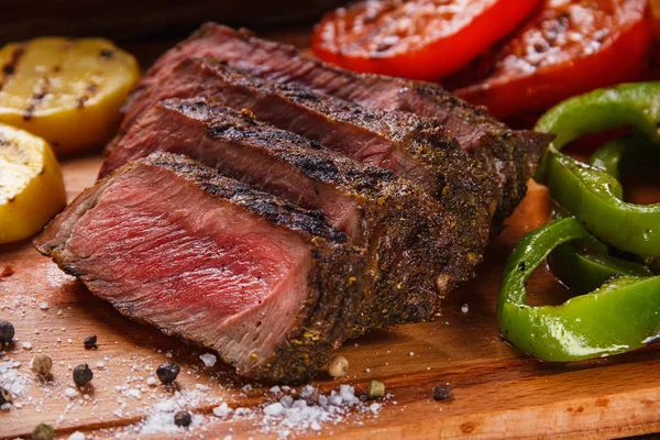 Juicy steak and grilled vegetables with spices — Stock Photo, Image