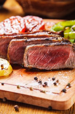 Sulu biftek ve baharatlar ile ızgara sebze