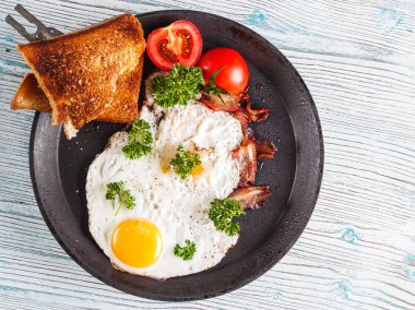 Yumurta kahvaltı domates ve maydanoz ile. Seçici odak