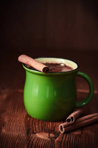 Copa de cacao y canela sobre una mesa de madera —  Fotos de Stock