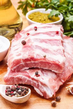 Çiğ Domuz kaburga baharat ve maydanoz ile