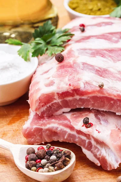 Raw pork ribs with spices and parsley — Stock Photo, Image