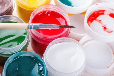 Banka ile bir boya guaj fırça