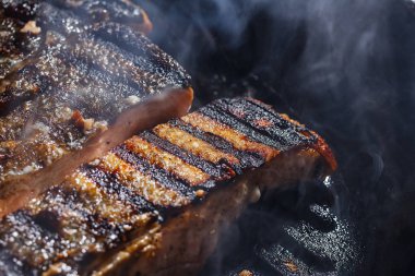 Biftek somon bir tavada bir duman ve Buhar