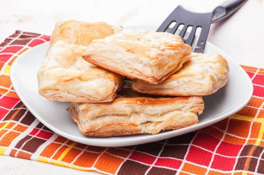 Puffs üzerine bir tabak ve bir spatula