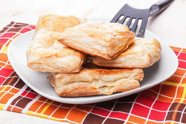 Puffs üzerine bir tabak ve bir spatula