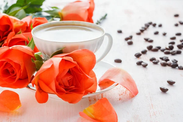 Una taza de café y rosas —  Fotos de Stock