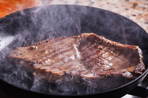 연기와 증기에 쇠고기 스테이크 튀김 — 스톡 사진