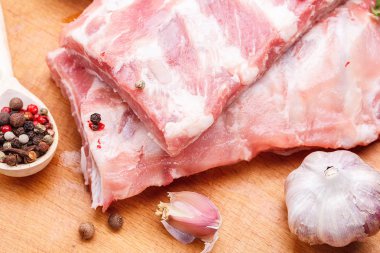 Çiğ Domuz kaburga, sarımsak ve baharat