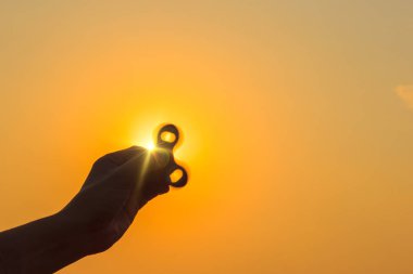 Spinner döner el güneşin arka planı mans. Boşaltmak