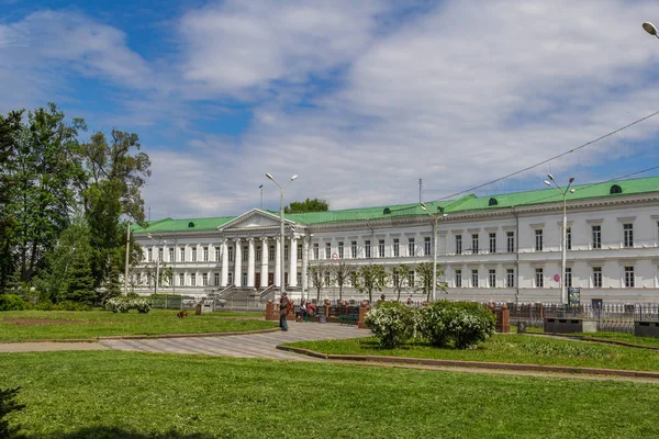 Poltava, Oekraïne - 15 mei 2017: Poltava gemeenteraad. Een van de acht gebouwen van het architecturaal ensemble van het plein van de ronde, gemaakt in de stijl van classicisme — Stockfoto