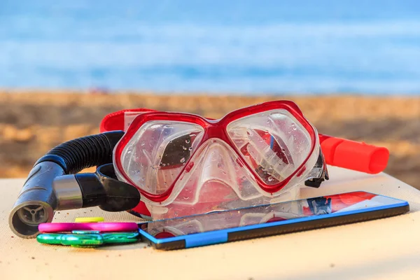Dalış için maske, bir nefes tüpü, renkli Topaçları ve plaj ve deniz bir tembel bir tablete. Bir gencin bir yaz sezon tatil kavramı
