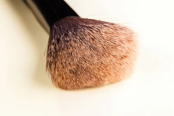 Toz uygulaması için büyük bir fırça. Yakın çekim. Makyaj için aksesuar. Kalıcı makyaj aracı
