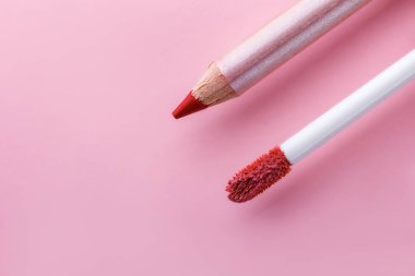 Dudak makyaj için fırça ve makyaj bir pembe dudaklar yakın çekim için kalem. Boşaltmak