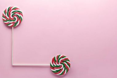 Sarmal lolipop pembe bir arka plan karede. Üstten Görünüm. Boşaltmak